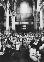 Pubblico in attesa del Kings College Choir diretto da Stephen Cleobury nella Chiesa del Carmine