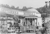 Uno striscione pubblicitario in piazza Vittorio Veneto