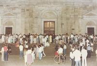 Pubblico davanti al Duomo in attesa dell'inizio del concerto dell'Orchestra da Camera Italiana con il flautista Severino Gazzelloni