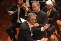 Il direttore Alessio Vlad e il baritono Davide Damiani si esibiscono al concerto dell'Orchestra Sinfonica Nazionale della Rai