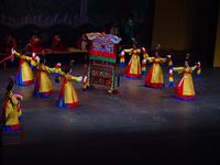Danzatrici in "Musica e danza dalla Corea. Danze religiose e di corte"