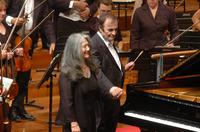 Martha Argerich e Charles Dutoit dopol'esibizione con la Philharmonia Orchestra