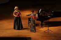 Il soprano Mariella Devia con la pianista Enrica Ciccarelli