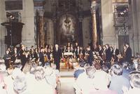 Il direttore Frans Brüggen, l'Orchestra del Settecento e il Coro da camera Olandese ringraziano il pubblico nella Chiesa di San Filippo