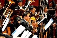 Douglas Bostock dirige la Tokyo Kosei Wind Orchestra