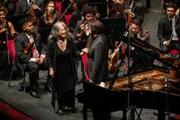 Anima e corpo - Ricardo Castro dirige la Neojiba Orchestra. Al pianoforte Martha Argerich