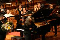 La pianista Martha Argerich dopo l'esibizione con la Philharmonia Orchestra