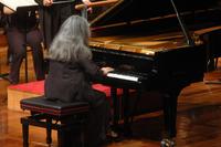 Martha Argerich al pianoforte durante il concerto della Philharmonia Orchestra