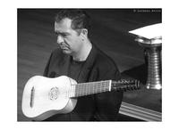 Xavier Díaz-Latorre alla chitarra al concerto "Miguel de Cervantes e le musiche di Don Chisciotte" tenuto da Hespèrion XXI