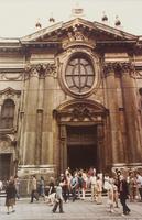 Gente all'ingresso della chiesa di San Francesco d'Assisi per la primo concerto sul tema "l'antica musica e la moderna prattica"