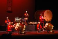 L' Ensemble Taikoza presenta l'arte dei grandi tamburi taiko al Teatro Alfieri