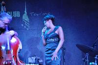Mina Agossi canta al Jazz Club Torino accompagnata dai suoi musicisti