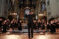 Il Coro Giovanile Italiano diretto da Dario Tabbia nella Chiesa di San Filippo