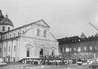 Coda davanti davanti al Duomo per il concerto d'organo di Gaston Litaize