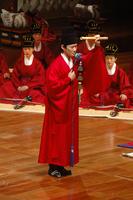 Musicista dell'Orchestra di Corte e Elementi della Compagnia di danza del National Center of Korean Traditional Performing Arts durante il concerto "Musica e danza dalla Corea"
