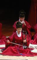 Musicista dell'Orchestra di Corte e Elementi della Compagnia di danza del National Center of Korean Traditional Performing Arts durante il concerto "Musica e danza dalla Corea"