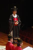 Musicista dell'Orchestra di Corte e Elementi della Compagnia di danza del National Center of Korean Traditional Performing Arts durante il concerto "Musica e danza dalla Corea"