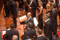 Al centro Claudio Marino Moretti precede Alessio Vlad sulla destra durante il concerto dell'Orchestra Sinfonica Nazionale della Rai