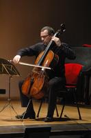 Pierre Morlet al violoncello durante il concerto del Quatuor Diotima