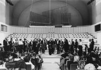 Il direttore e violinista Shlomo Mintz e l'Orchestra da camera d'Israele ringraziano il pubblico all'Auditorium Rai