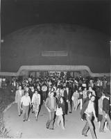 Pubblico esce dalle Cupole di via Artom alla fine del concerto dei Cameristi di Torino diretti da Evelino Pidò