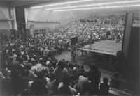 Pubblico attorno al palcoscenico prima del concerto "La danza nella tradizione indiana"