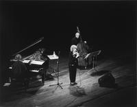 La cantante Norma Winstone con John Taylor e Chris Laurence
