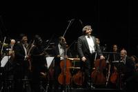 Il direttore José Ramón Encinar e l'Orquesta de la Comunidad de Madrid