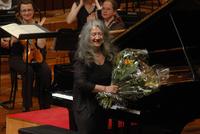 Martha Argerich dopo l'esibizione con la Philharmonia Orchestra