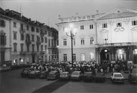 Gente in fila davanti la Conservatorio Giuseppe Verdi per il concerto di Savatore Accardo
