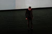 Hiroaki Umeda durante lo spettacolo di danza "While Going to a Condition"