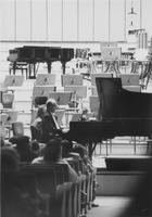 Il pianista Charles Rosen durante le prove