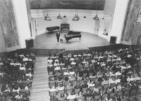 Il pianista Michaël Levinas ringrazia il pubblico al Conservatorio