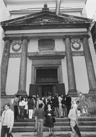 Pubblico davanti alla chiesa della Misericordia al concerto del Trio d'anches di Colonia