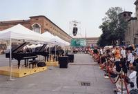 Antonio Ballista dirige "Musiche per 21 pianoforti di Daniele Lombardi" in Piazza Castello