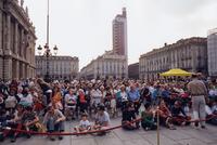 Il pubblico durante "Musiche per 21 pianoforti di Daniele Lombardi" in Piazza Castello