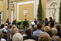 L'Ottetto di fiati Regio Concentus del Teatro Regio di Torino nel cortile interno della Fondazione Accorsi-Ometto