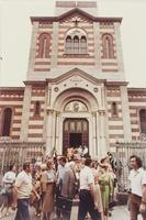 Gente davanti alla chiesa di San Giovanni Evangelista per il concerto del Coro di Radio Cracovia