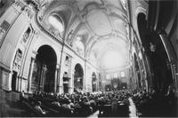 Una panoramica della Chiesa di San Filippo mentre Frans Brüggen dirige l'Orchestra del Settecento e il Coro da camera Olandese