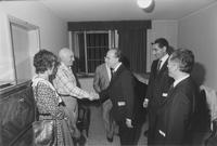 Il Presidente della Regione Aldo Viglione stringe la mano al direttore d'orchestra Rudolf Barshai alla presenza del Sindaco Diego Novelli e dell'Assessore per la Cultura Giorgio Balmas