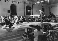 Pierre Boulez dirige i musicisti della BBC Symphony Orchestra durante l'esecuzione del suo brano Répons