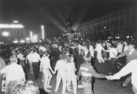 Ragazzi ballano al concerto di Angelo Branduardi per l'Unicef in Piazza San Carlo