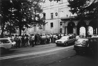 Coda verso il Teatro Regio per il concerto della Chamber Orchestra of Europe con il Coro Filarmonico di Praga diretti da Claudio Abbado