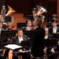 Douglas Bostock dirige la Tokyo Kosei Wind Orchestra